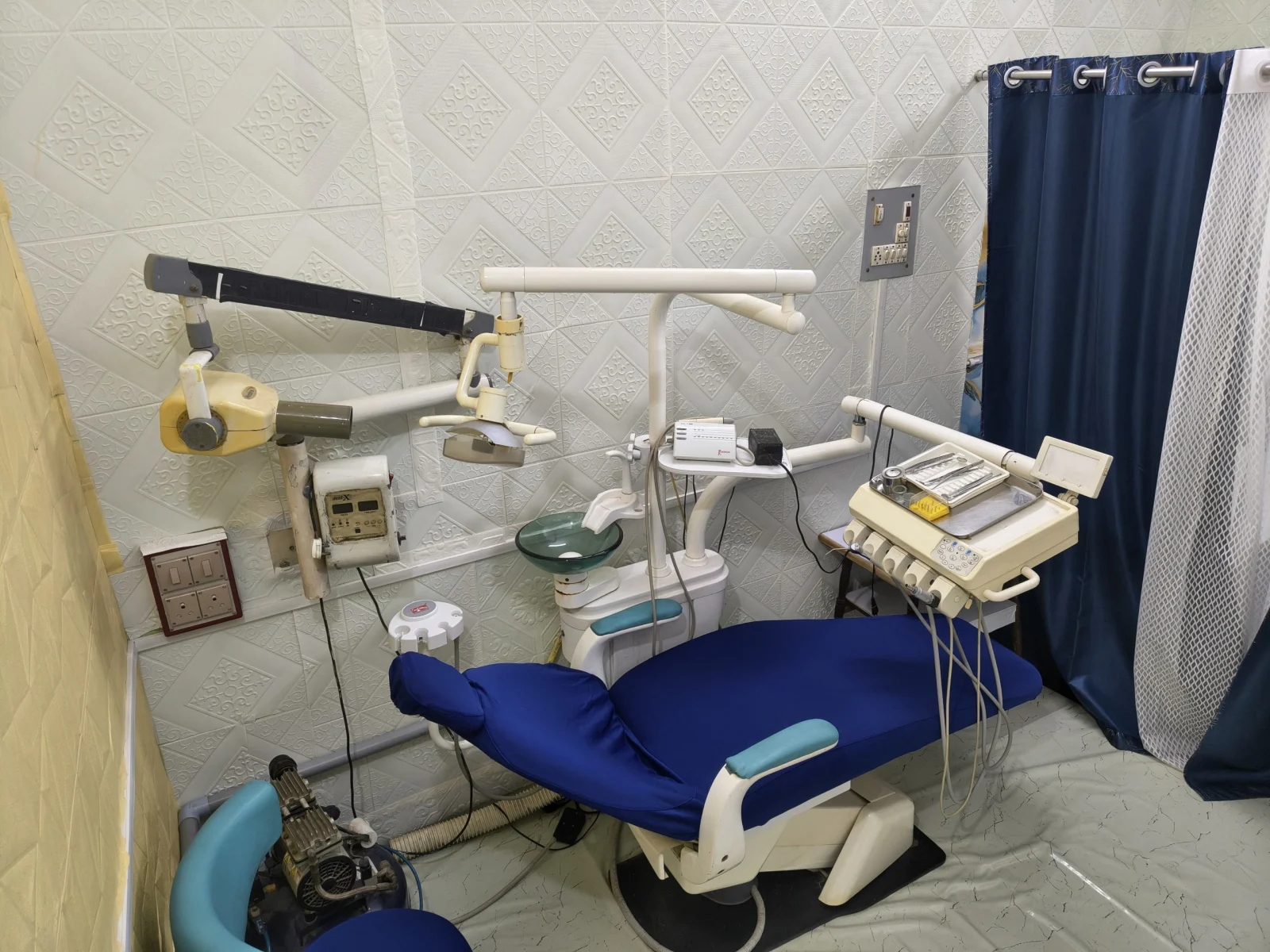 Modern dental treatment room at Dr. Shivali's Dental Clinic, Varanasi, with dental chair, X-ray arm and sterilised instrument console